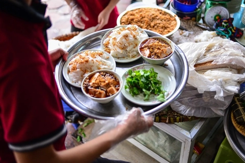 Hanoi specialties wow French Ambassador