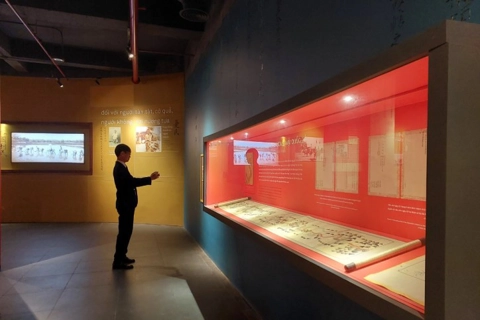 Hanoi exhibition unveils imperial golden seals and books