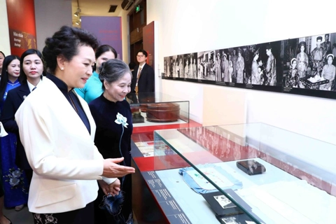 First ladies of Vietnam, China visit Women's Museum