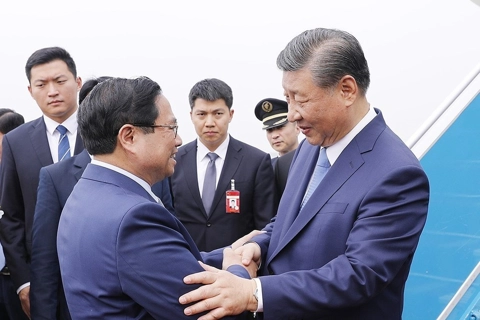 Chinese President Xi Jinping arrives in Hanoi