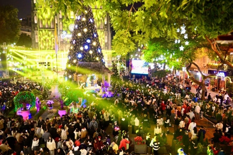 Bustling atmosphere in Hanoi for Christmas Eve