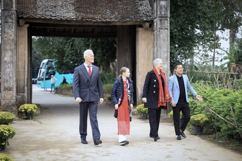 Norwegian Ambassador tours Duong Lam Ancient Village