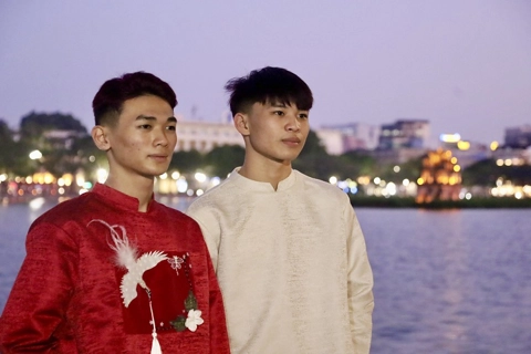 Hanoi youth in ao dai pose for Tet photo  