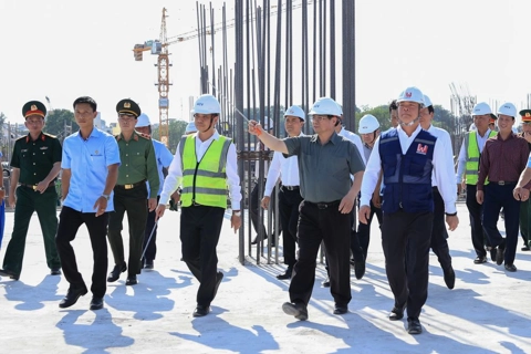 Prime Minister makes field trips to key projects in Hanoi, HCMC