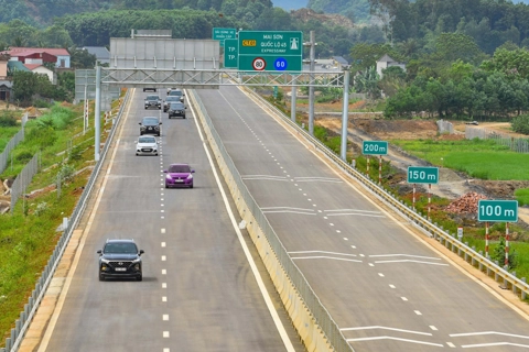 PM urges to accelerate investment in expressway projects