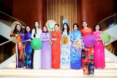 Ambassadors' spouses dazzle in Vietnamese ao dai