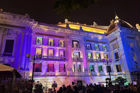 Fascinating night performances at Hanoi Opera House attract tourists