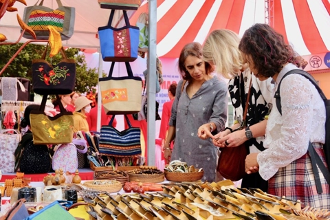 Hanoi agricultural and handicraft product week attracts locals and foreigners