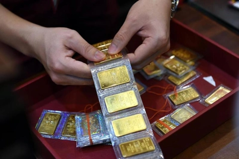 Central bank to auction gold to calm domestic market
