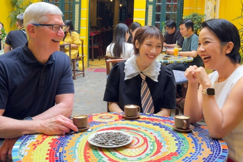 Apple CEO visits Hanoi, makes egg coffee go viral