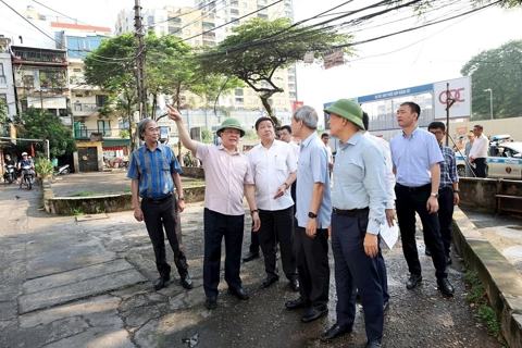 Hanoi district governments urge new plans for old apartment blocks