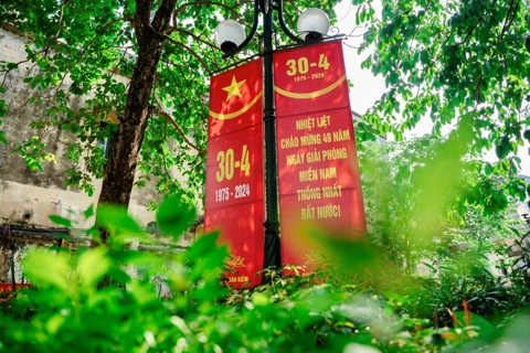 Hanoi streets colored ahead of Reunification Day 