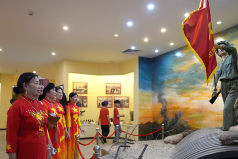 Vietnamese people flock to Dien Bien Phu to commemorate resounding victory 