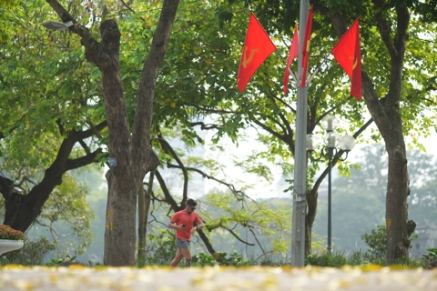 Hanoi's iconic lake is so peaceful!