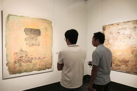 Hanoi artist capitalizes on traditional H'Mong paper
