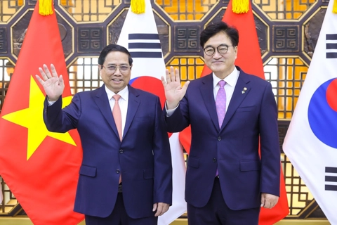 PM urges South Korea to further open market for Vietnamese goods