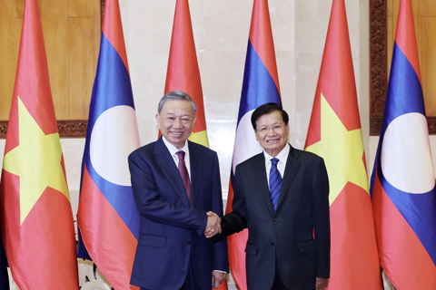 Vietnam, Laos give utmost priority to strengthening ties