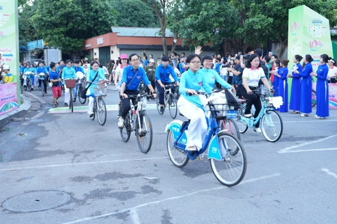 Record-breaking green bike ride at Hanoi Lotus Festival