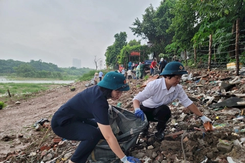 Ba Dinh District launches environmental clean-up in riverine communities