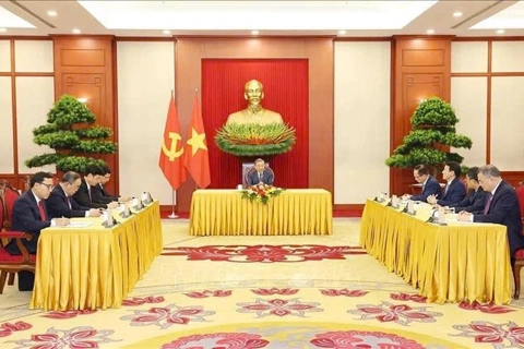 Vietnam, Russia leaders hold phone conversation