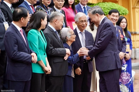 Vietnam seeks further contributions from overseas Vietnamese 