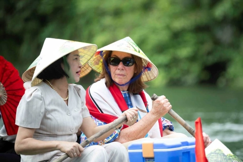 After Hanoi, Australia’s Senate President visits Trang An Landscape Complex