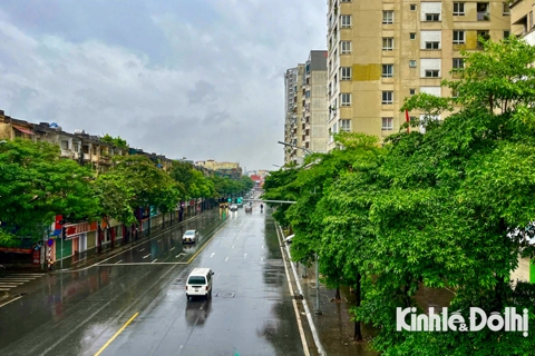 Hanoi mayor urges residents to stay indoors to avoid storm risks