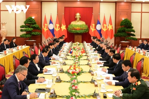 Vietnamese and Laotian leaders meet, pledge to strengthen bilateral ties