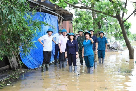 Red River floods exceed alert level 2, severely disrupt life in Hanoi