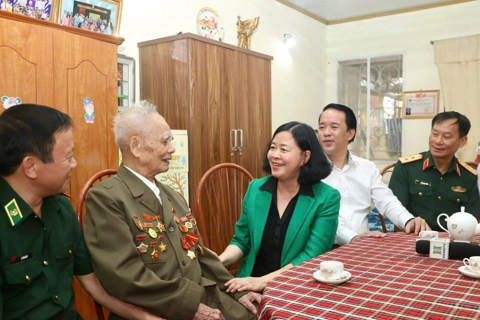 Hanoi presents gifts to social policy beneficiaries