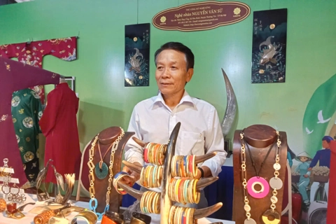 Hanoi men keep flame of traditional craftsmanship alive