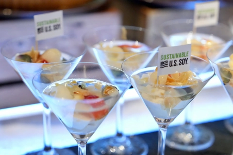 Vietnamese dinners enjoy US true tastes in Hanoi