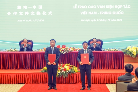 Vietnam, China inks 10 agreements to foster relations