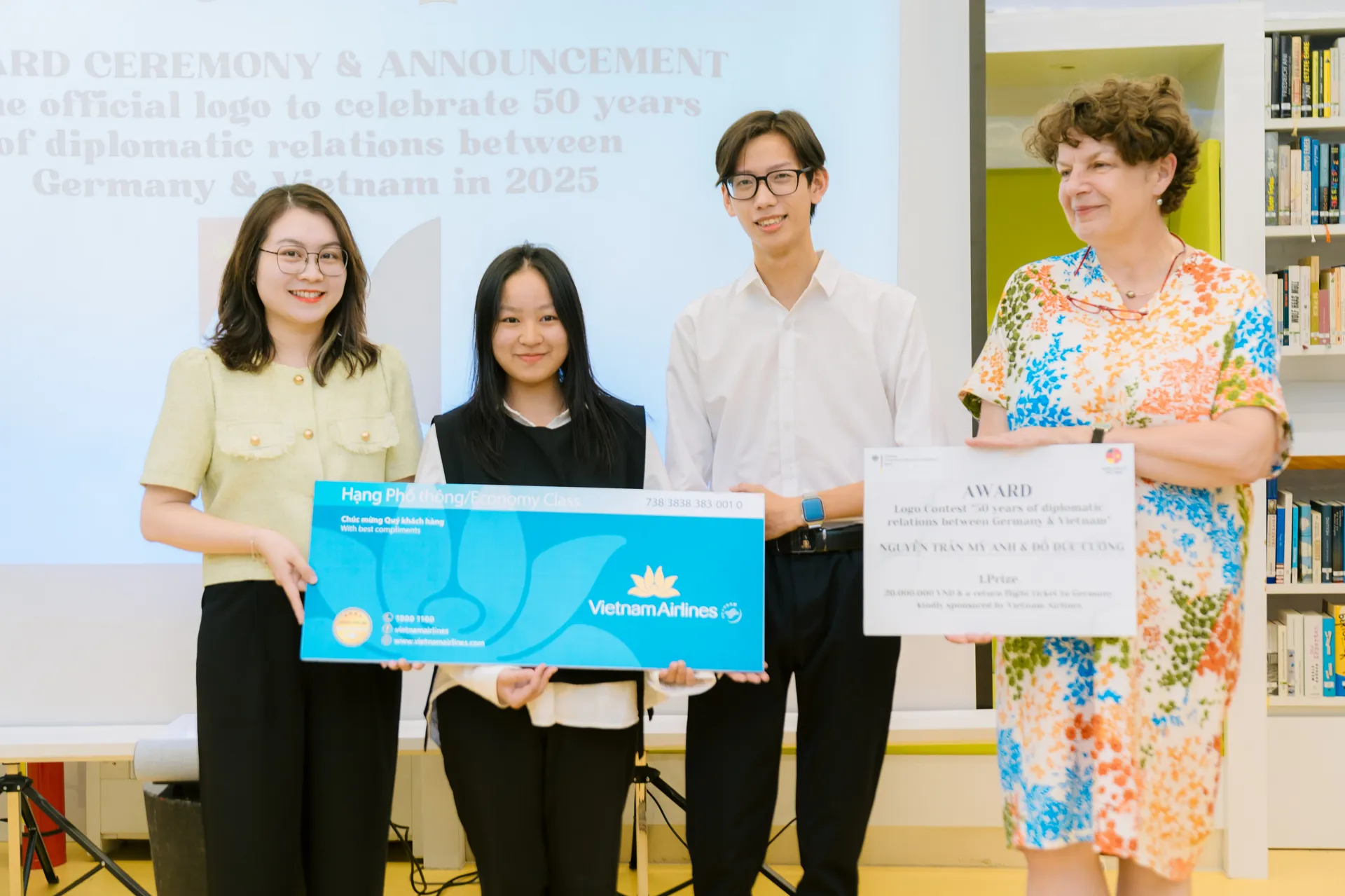 Hanoi students honored for creative logo celebrating German-Vietnamese ties