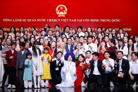 Prime Minister urged Vietnamese expats to foster ties with China