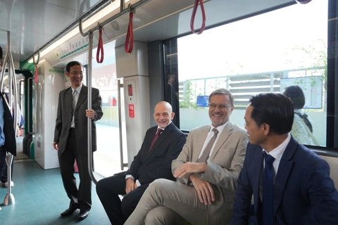 Exploring Hanoi’s landmarks with French Ambassador