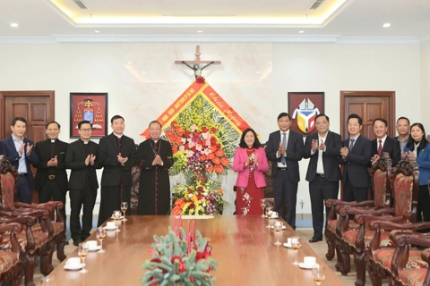 Hanoi Party Secretary offers Christmas greetings to local Catholics