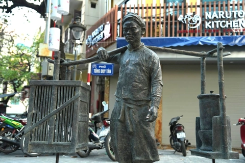"Pho Ganh" vendor sculpture represents Hanoi's culinary street
