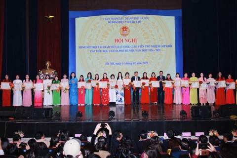 Hanoi recognizes top 150 primary school teachers
