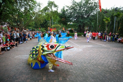 Experience unique Snake Dance in Hanoi's Le Mat Village