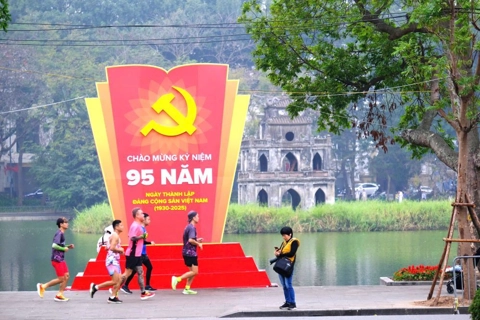 Hanoi streets splashed with color in celebration of CPV's 95th anniversary