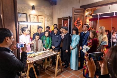 Hanoi visitors experience hand embroidery in downtown Hanoi