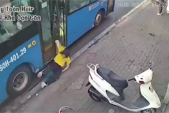 Đình chỉ tài xế đóng cửa bất cẩn suýt gây tai nạn cho một nữ sinh
