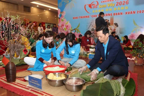 Hanoi unions bring warm Tet gifts to support local workers and employees
