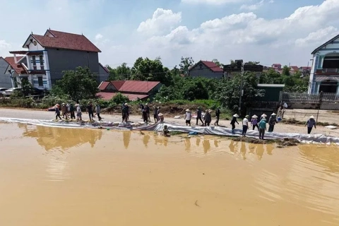 Hanoi deploys over 1,200 officers to battle rising floods, evacuates thousands