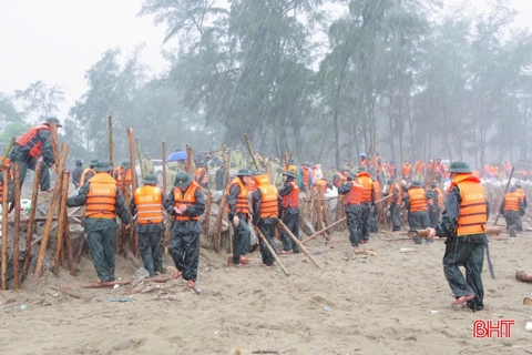 Three dead, thousands of homes damaged as Typhoon Kajiki hits Vietnam