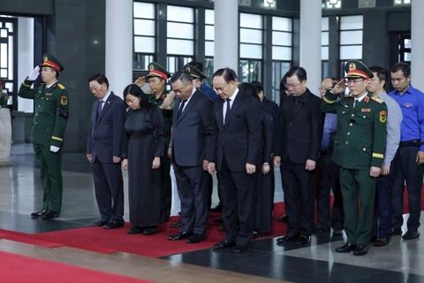 Hanoi delegation pays respects to former State President Tran Duc Luong
