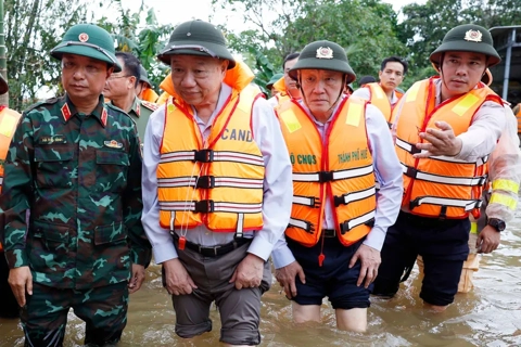 Party chief wades through floodwaters in Hue, directs urgent recovery efforts