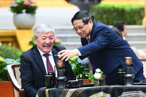 Vietnamese, Kyrgyz PMs visit Uncle Ho Stilt House, enjoy Vietnamese coffee