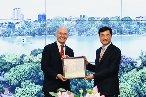 Hanoi seeks Dutch experience in “material passport” model